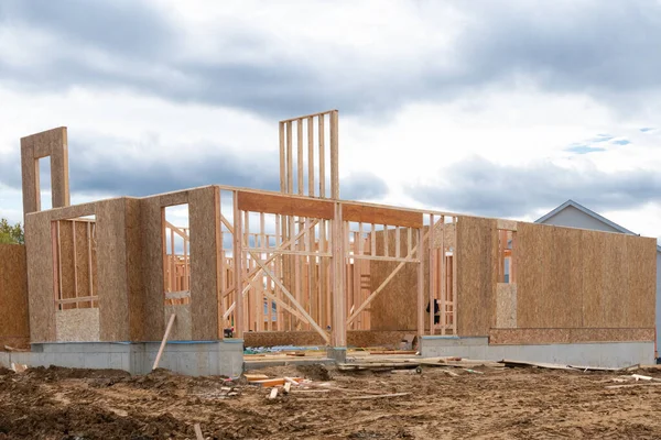 Yeni ev duvarı inşaatı kontrplak 2x4 bina