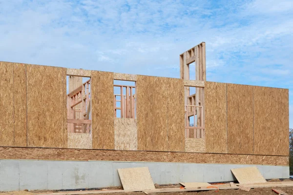 Construcción de nuevo marco de pared de la casa marco de madera contrachapada — Foto de Stock