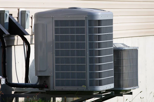 Unité de système de climatisation installée en dehors de la façade de la nouvelle maison ventilateur moderne — Photo