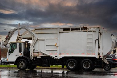 Çöp kamyonu şehir tekeriyle otobanda sürüyor.