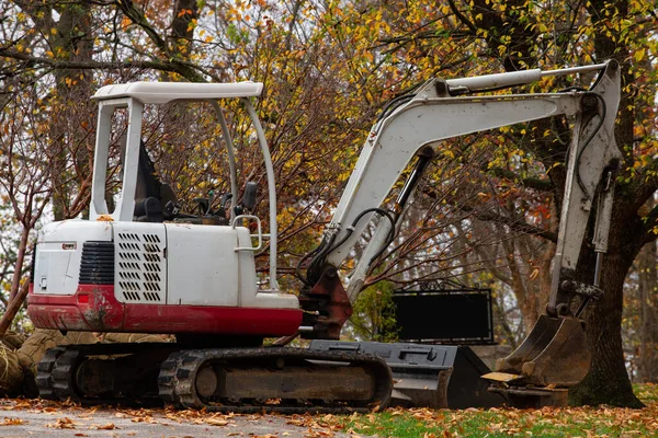 Modern kazıcı kazı işi kir yapar.