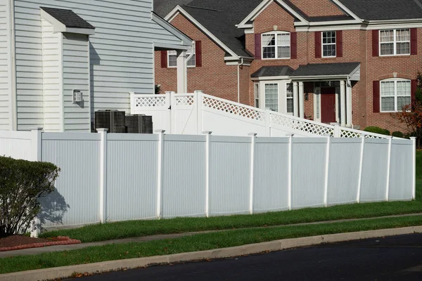 White Vinyl Fence Residential Neighborhood Home — Stock Photo, Image