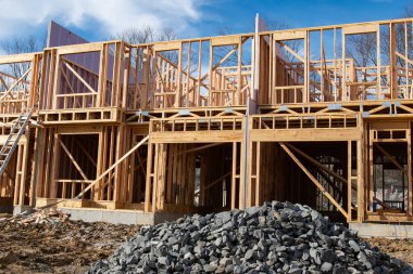 Şehirde büyük bir apartman inşaatı sürüyor.