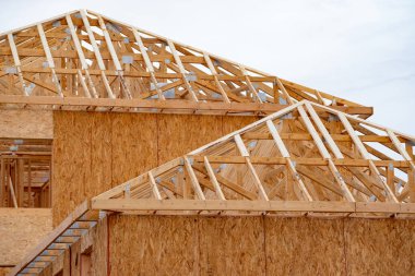 Kontrplak ev inşa eden duvarların kirişlerinin montajı