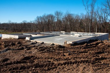 Yeni evin beton temelleri.