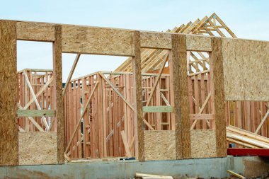 Kontrplak bir evin iskeleti ahşap bir duvar.