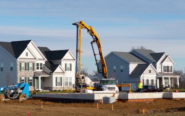 Beton karıştırıcı ağır vinç ile temel olarak beton alan büyük inşaat