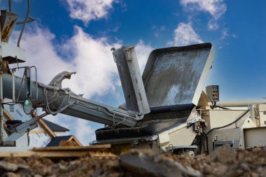 Beton karıştırıcı beton iş karışımını boşaltıyor.