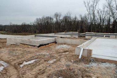 Yeni ev endüstrisinin temeli çimento metaldir.