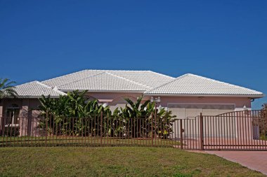 Yeni çatılı yeni ev üst renk