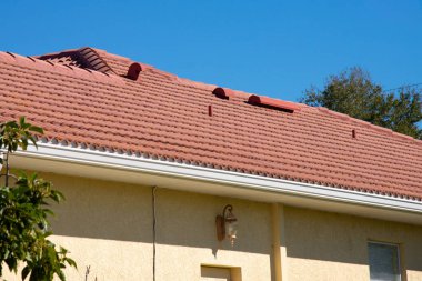 Çatı kaplaması rengarenk.