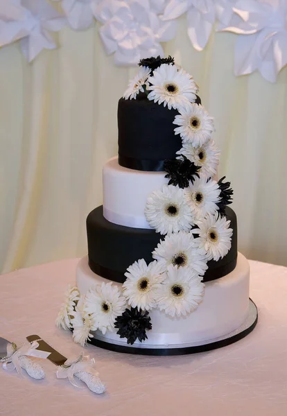 Biały tort weselny z kwiatami — Zdjęcie stockowe