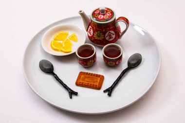 limon iki fincan çay ve sıcak bir çaydanlık aroması.