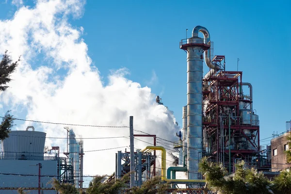Mavi gökyüzü ile petrokimya fabrikası — Stok fotoğraf