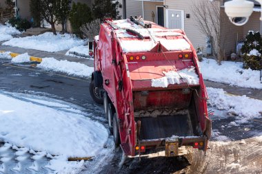 Çöp kamyonu çalışmasına çöp yükleme işlemi