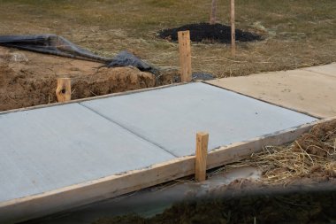 Kaldırımlar yeni dökülmüş çimento ahşap işçiliğiyle onarıldı