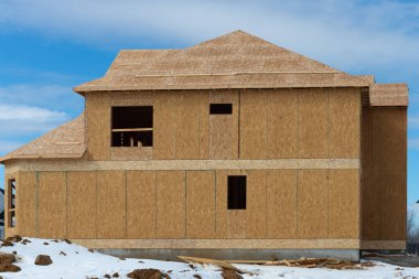 Çatı kontrplak ahşap gökyüzü ile kaplı. Yeni duvar.