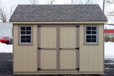 Ahşap kapı penceresi. Evin ön tarafı.