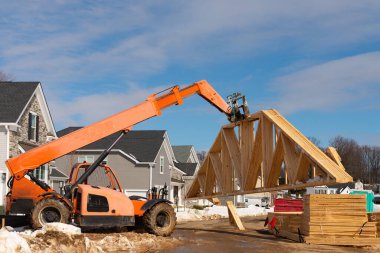 Forklift kirişleri dışarıda demir kaldırıyor.