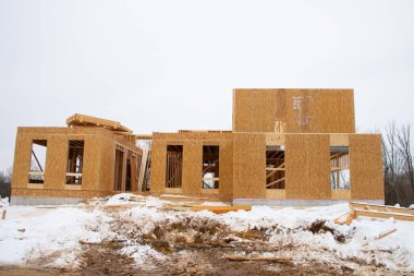 Kış inşaatı kontrplak ev iskeleti gerçek