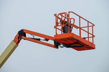 kırmızı hidrolik yapı gökyüzüne karşı beşik