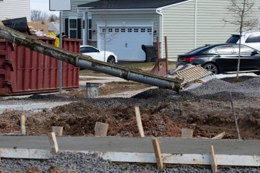 Kaldırımın yükseltilmesi sırasında çimento dökülüyor