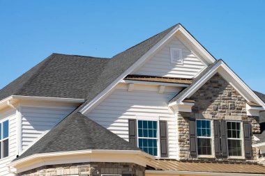 Evin ön cephesi taş duvarlarla kaplı.