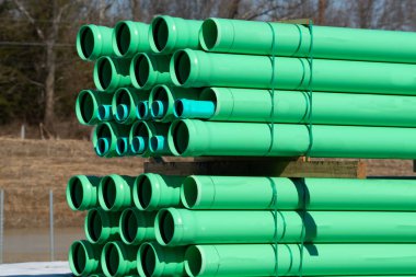 İnşaat alanındaki su tesisatçısının yeşil plastik boruları.