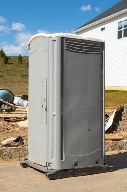 mobil taşınabilir mavi plastik tuvalet halka açık yerlerde kullanılır