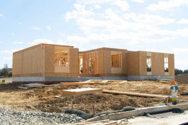 Yeni bir kontrplak ev inşaatı başlıyor.