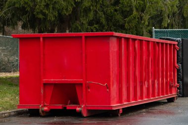 kırmızı moloz kabı perspektifi ön görünüm