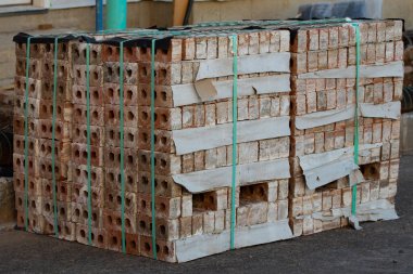 Delinmiş tuğlaların paleti betonu tıkıyor.