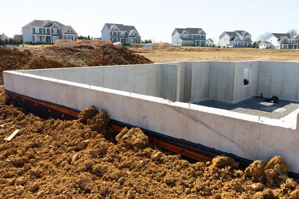 新しい家の材料の仕事のためのコンクリート基礎 — ストック写真