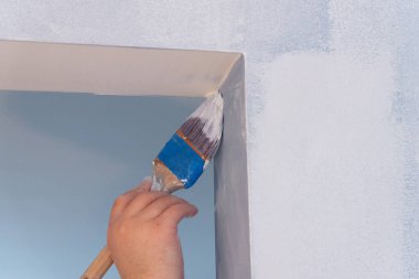 Duvarları boyayan adam renk odası