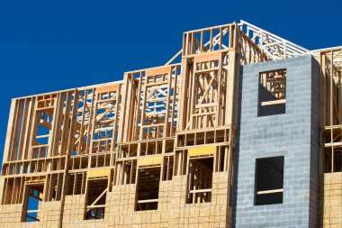 Yeni apartman veya apartman inşaatı kontrplak çerçeve ahşap yeni gökyüzü