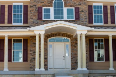 Yeni ev verandasının verandasının sütunları modern görünüm