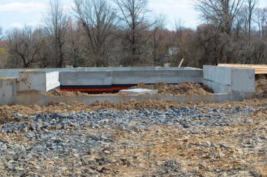 Yeni bir ev inşaatı için beton temel Gerçek malzeme bloğu