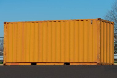 Büyük demir çöp tenekesi metal eski sokak temizleme toprağı