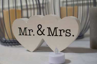 Düğün masasının dekorasyonu. Beyaz aşk romantizmi.