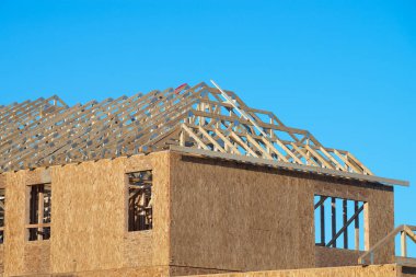 Bir kontraplak evin duvar ve kirişleri Yeni çalışma iskeleti