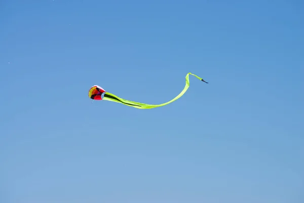 空の凧楽しい青ゲームカラフルで — ストック写真