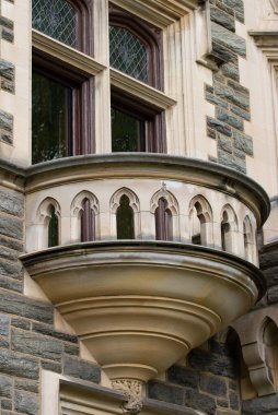 Eski usul kalede yarı dairesel taş balkon.