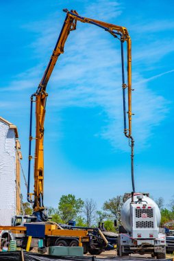 Beton Patlama Pompası yeni inşaat alanındaki çimentoya malzeme getiriyor.