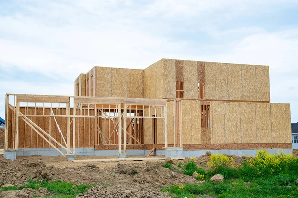 Construcción del primer piso de una casa de contrachapado losa de madera contrachapada ventana nueva — Foto de Stock