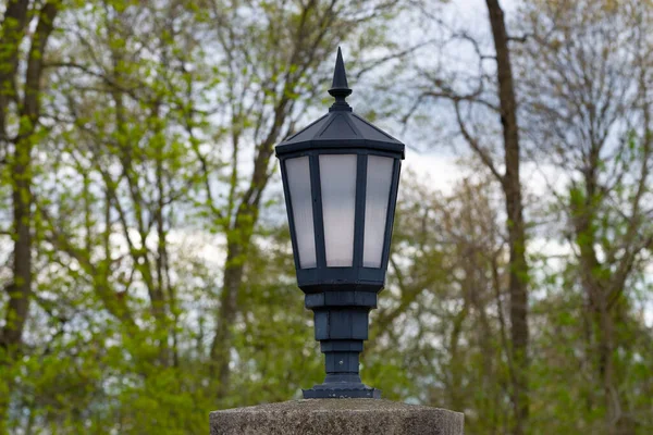 Straatverlichting lamp oud ijzer decoratie zwart metaal — Stockfoto