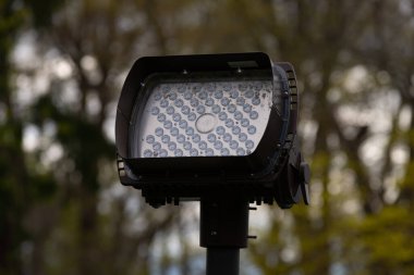 Metal bir direğin üzerinde açık hava aydınlatma teli LED lamba