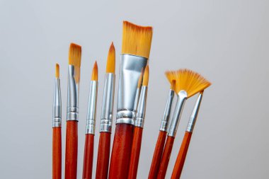 Boya fırçaları beyaz sanat eserleri üzerine izole edilmiş renkli yağ hobisi
