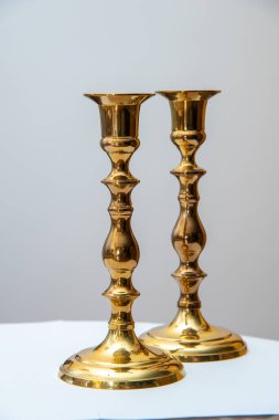 Sarı şamdanlar. Metal, iki hafif altın masa.