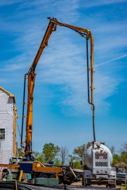 Beton pompa yeni inşaat alanı vincine malzeme getiriyor