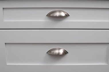 Mutfak dolabı beyaz dekorlu çelik tarzıyla modern.